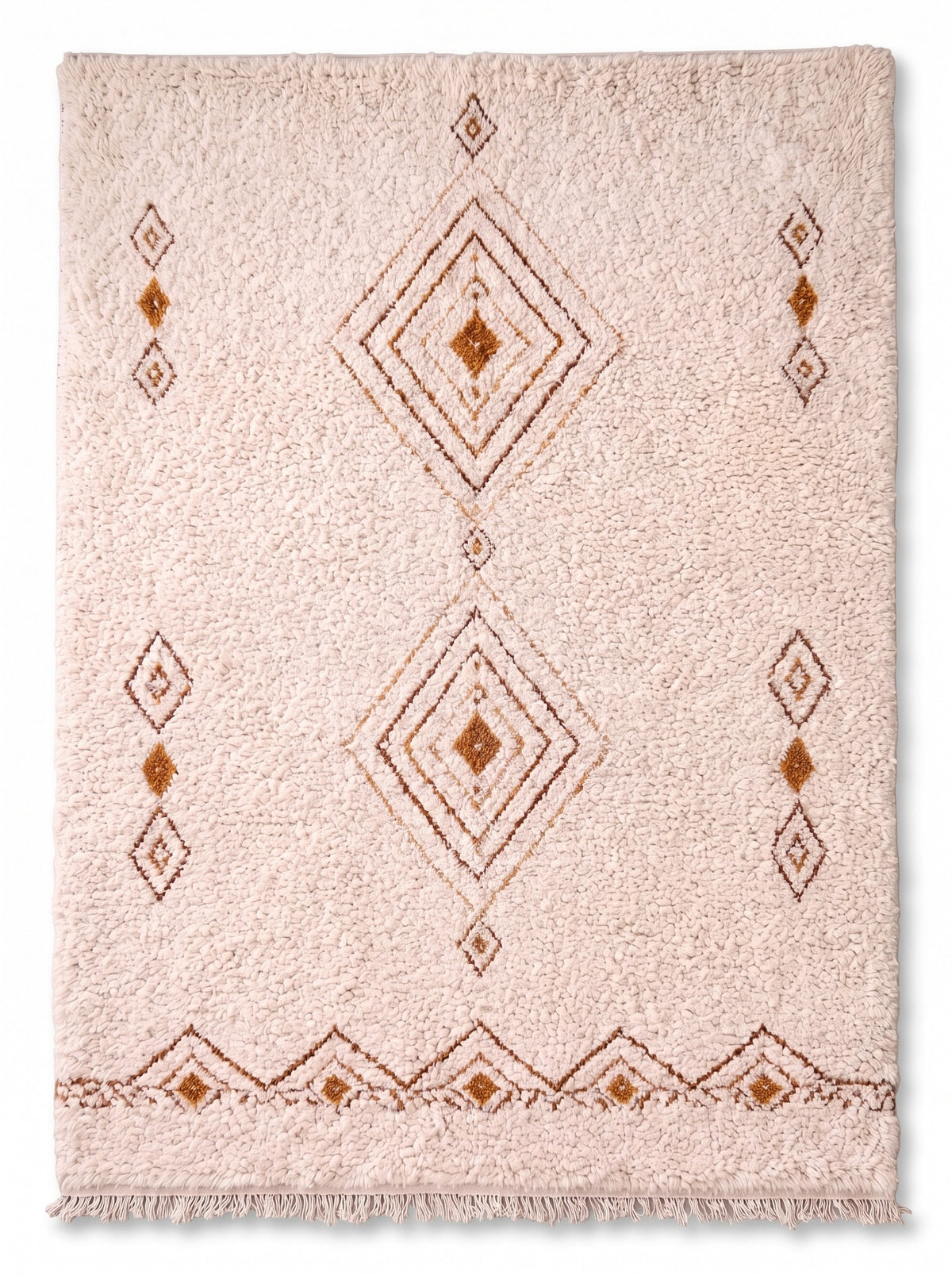Tapis berbère style Beni Ouarain blanc et ocre Itran vu à plat, champ ivoire à laine bouclée dense