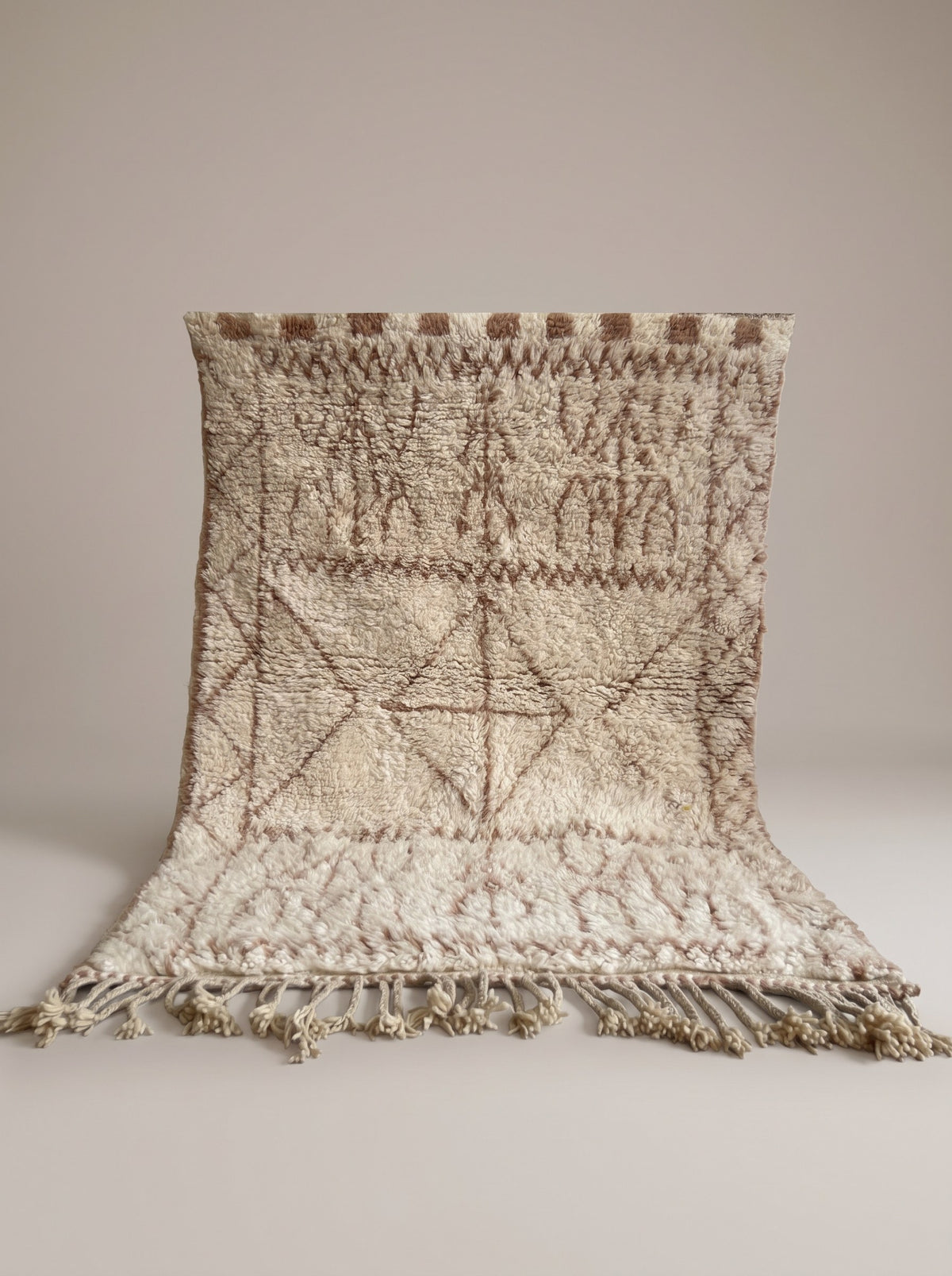 Tapis berbère style Beni Ouarain blanc et rose Timoulay suspendu, pièce unique nouée main au Maroc