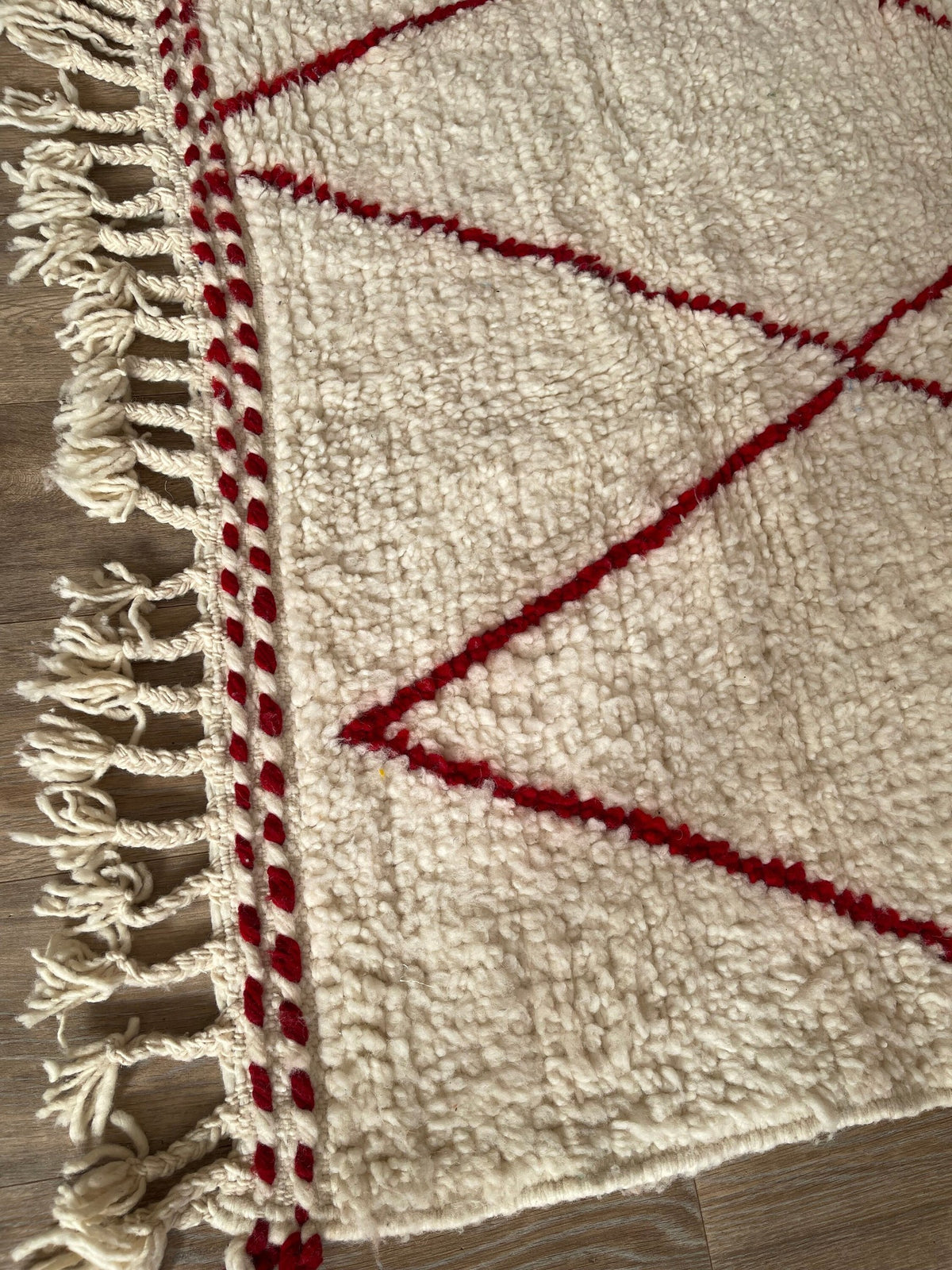 Gros plan sur les franges du tapis berbère Tanemmirt, attache des franges et dernière rangée de nœuds