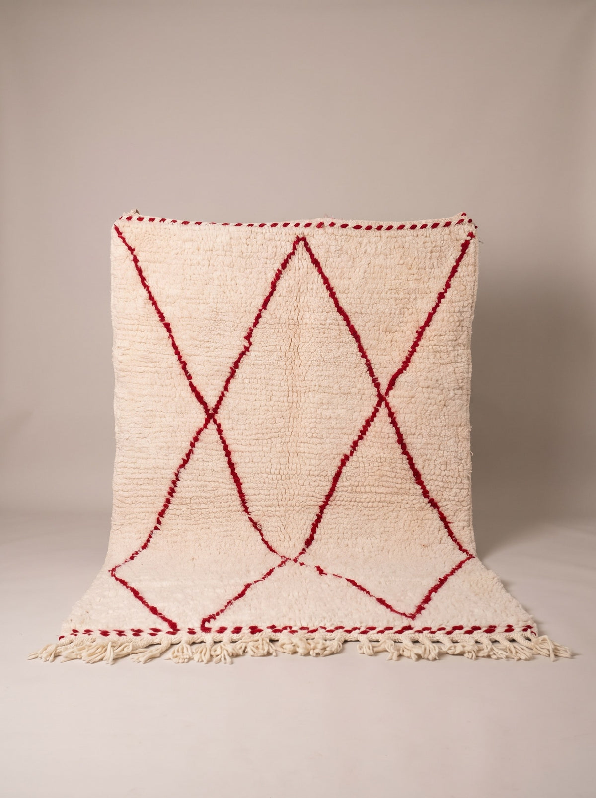 Tapis berbère style Beni Ouarain blanc et rouge Tanemmirt suspendu, pièce unique nouée main au Maroc