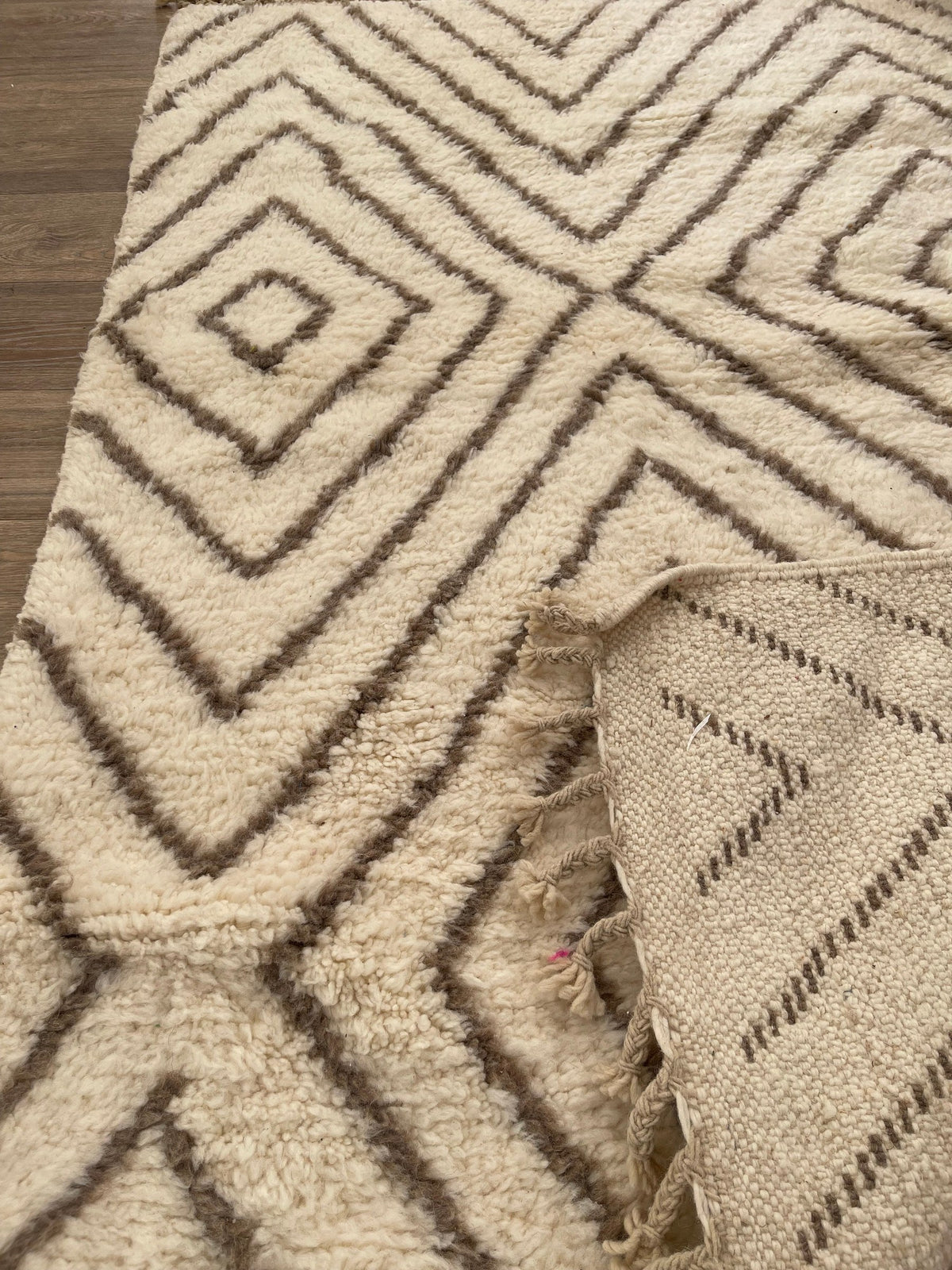 Gros plan sur l'envers du tapis berbère Almis, nœuds visibles sur la chaîne de coton, sans dossier