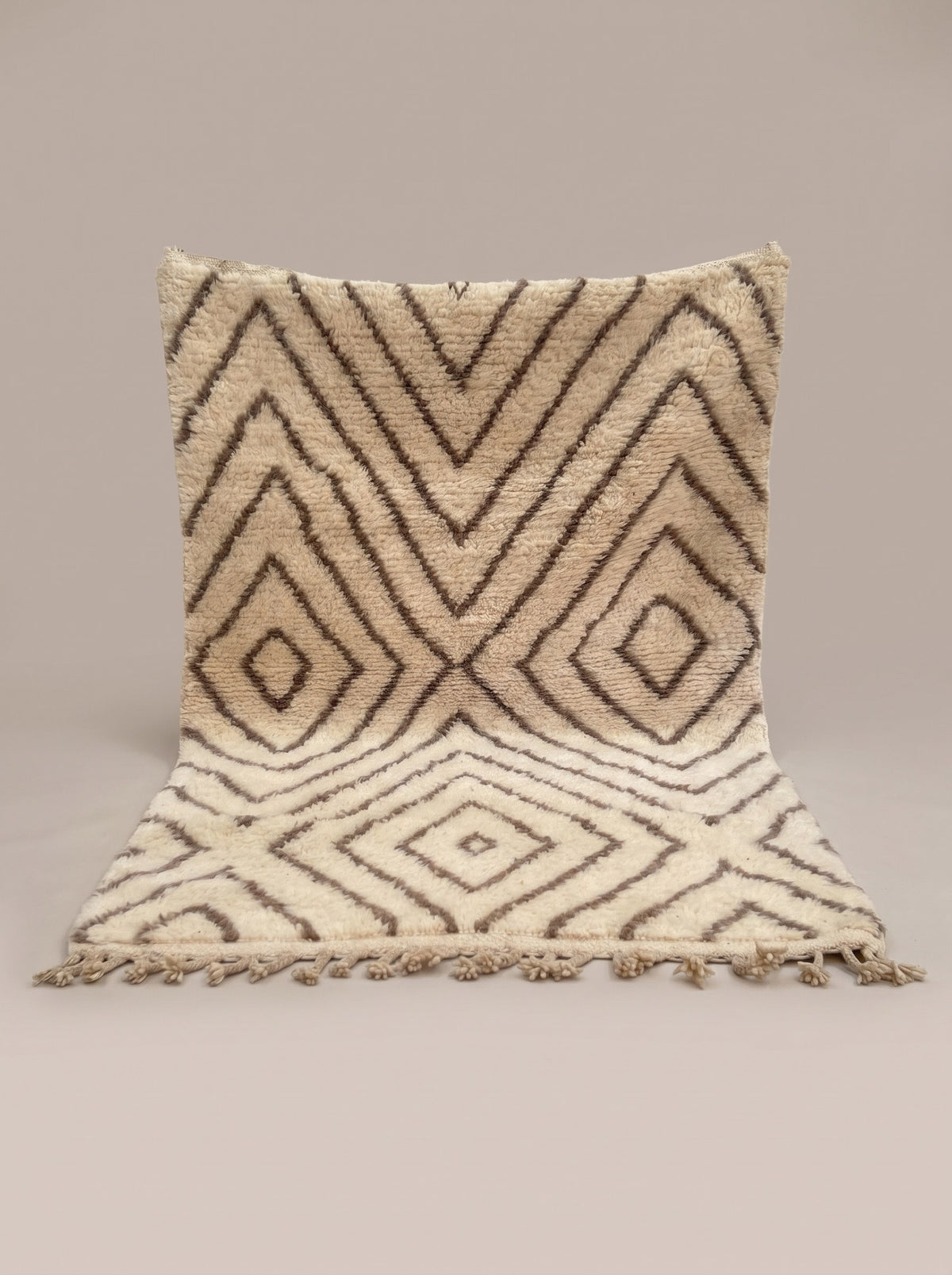 Tapis berbère style Beni Ouarain blanc et taupe Almis suspendu, pièce unique nouée main au Maroc