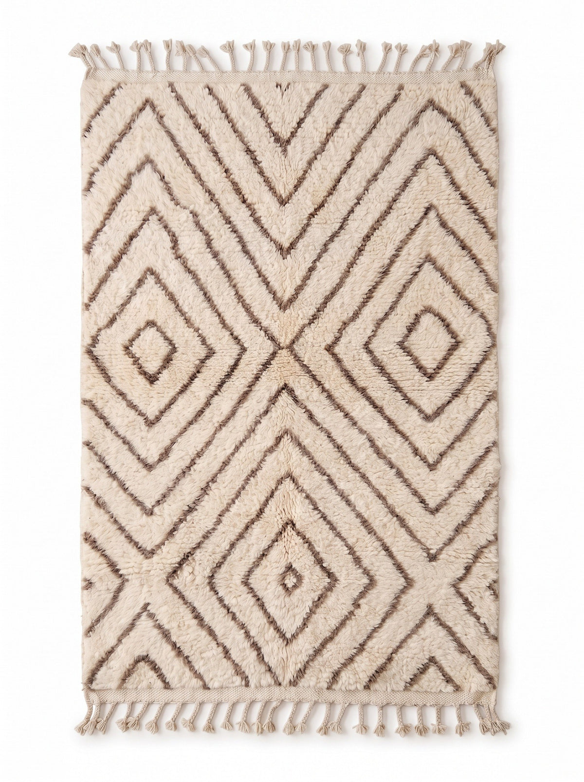 Tapis berbère style Beni Ouarain blanc et taupe Almis vu à plat, fond ivoire, fines lignes brun taupe, franges écrues torsadées