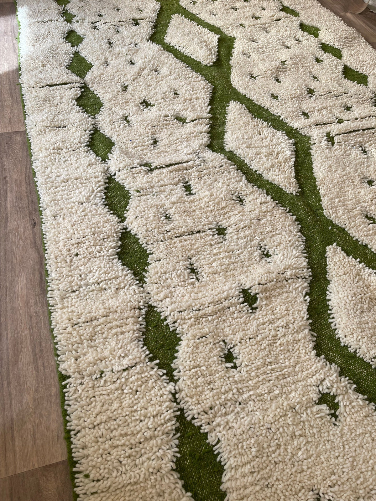 Gros plan sur un détail du tapis berbère Tahanaout, tracé irrégulier du motif fait main