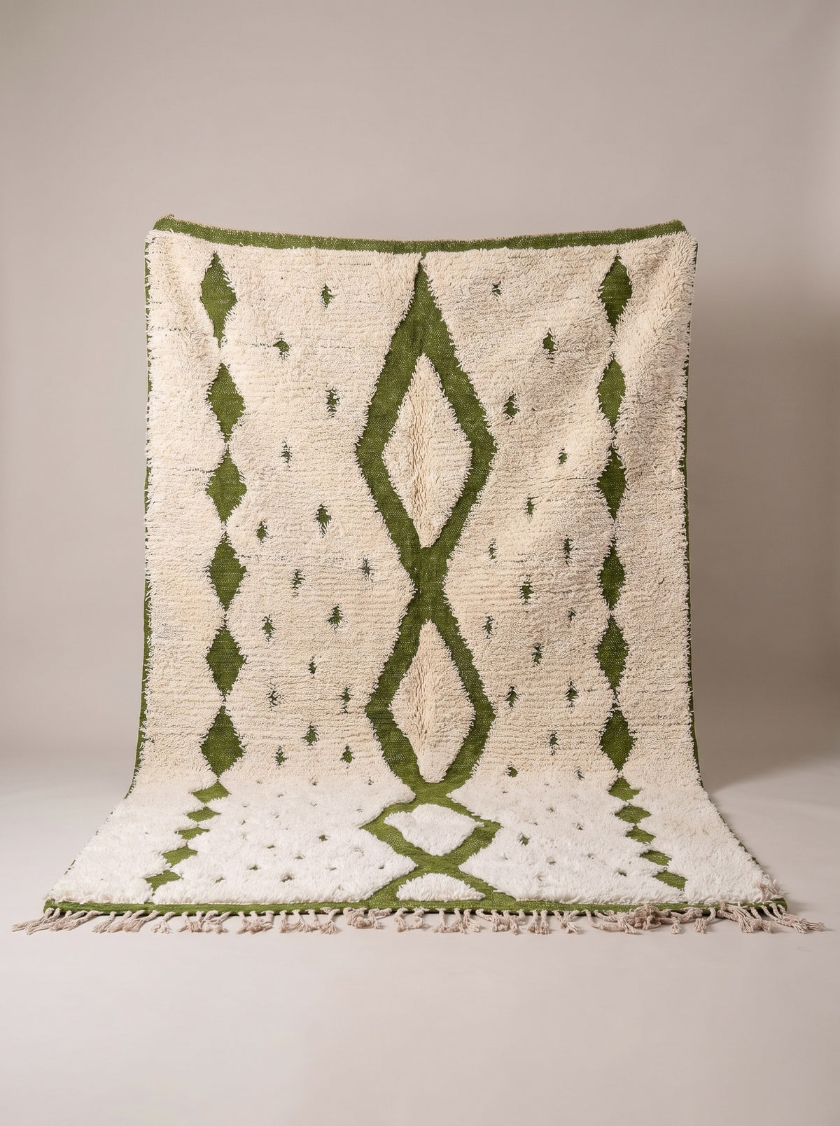 Tapis berbère style Beni Ouarain blanc et vert Tahanaout suspendu, pièce unique nouée main au Maroc