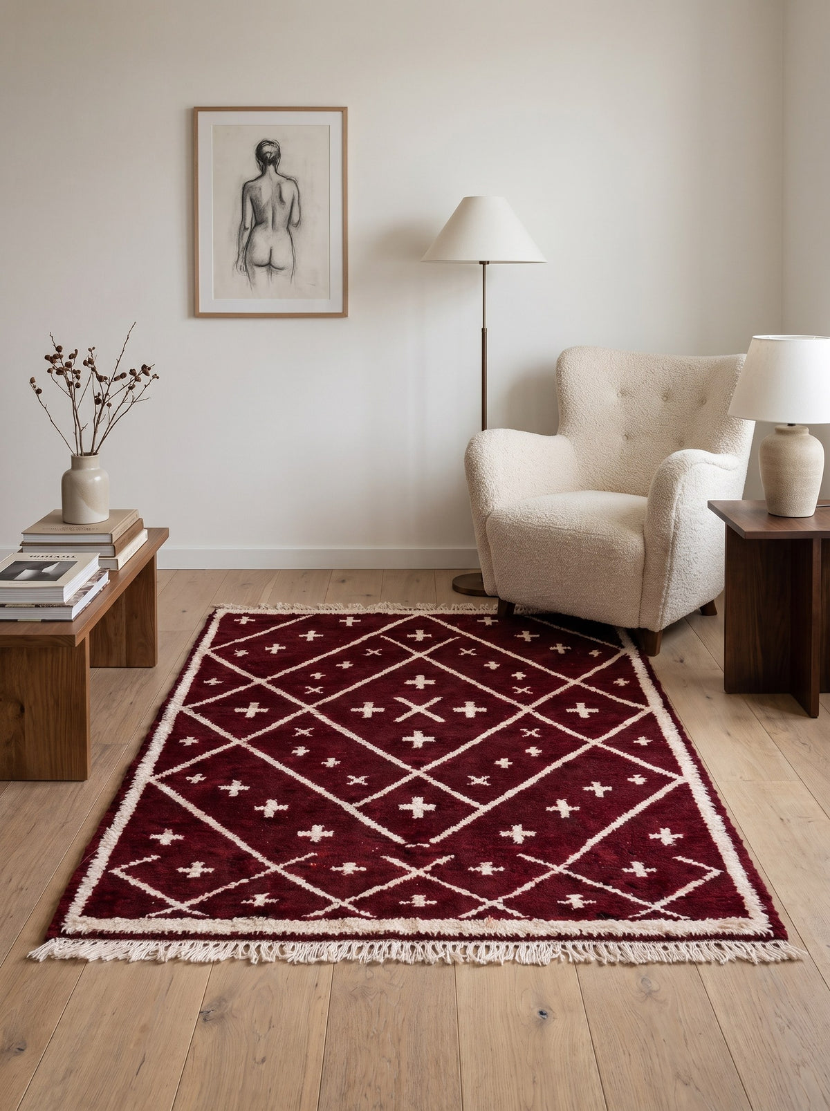 Tapis berbère style Beni Ouarain bordeaux Ammas dans un coin lecture, noué main au Maroc