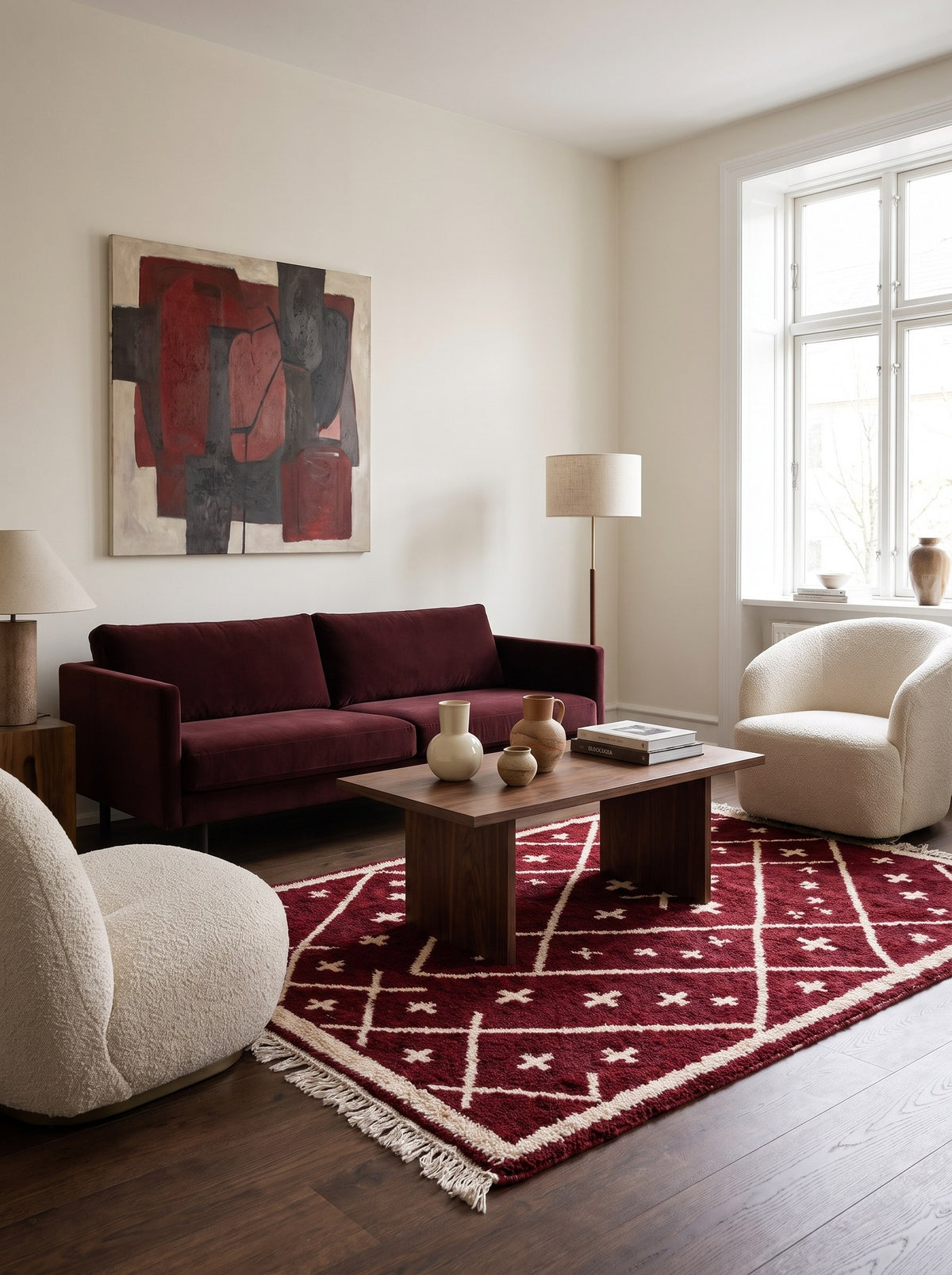 Tapis berbère style Beni Ouarain bordeaux Ammas dans un autre salon, noué main au Maroc