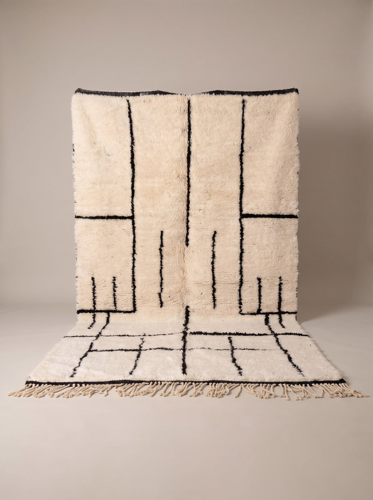 Tapis berbère style Beni Ouarain noir et blanc Ilzoun suspendu, pièce unique nouée main au Maroc