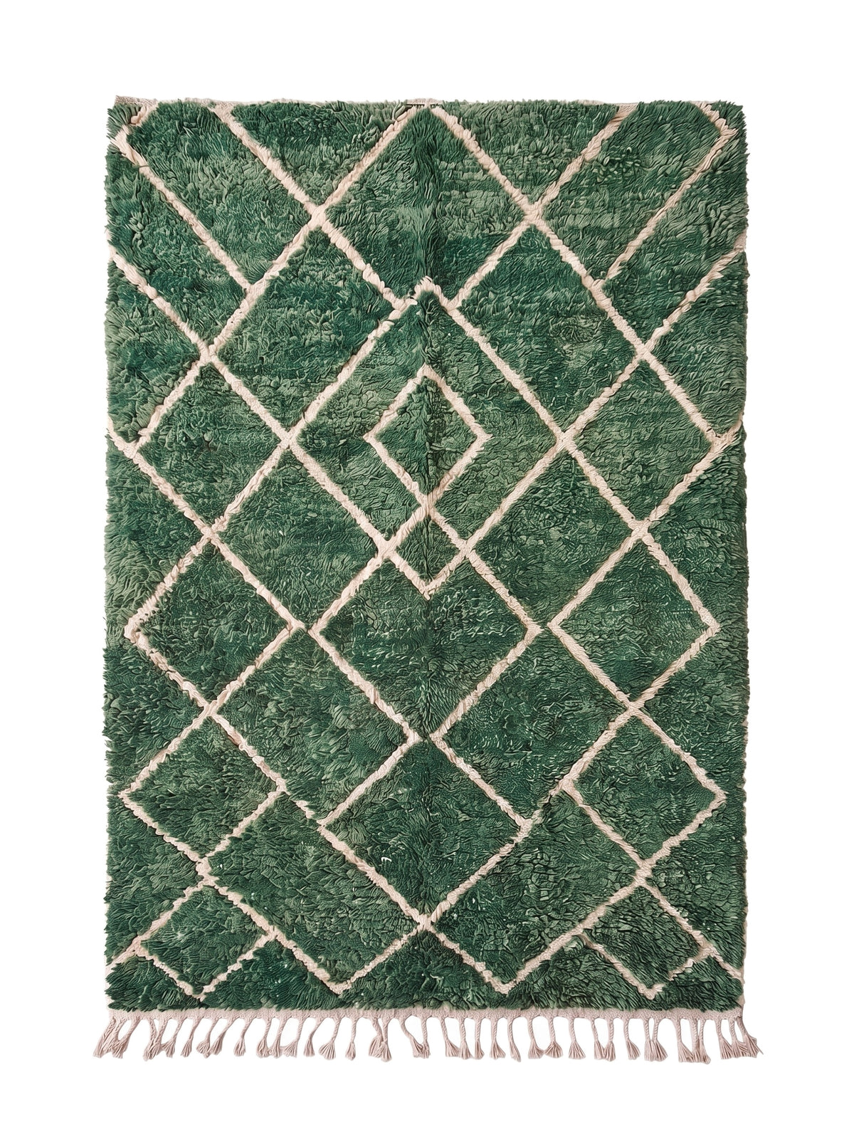 Tapis berbère style Beni Ouarain vert Lakhdar vu à plat, fond vert soutenu à poil long, franges écrues nouées en bas seulement