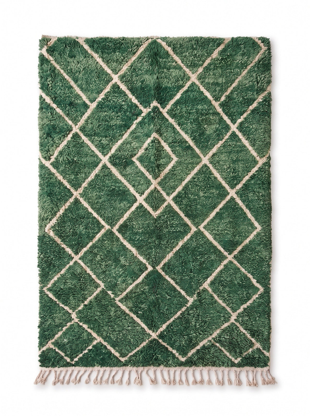 Tapis berbère style Beni Ouarain vert Lakhdar vu à plat, fond vert soutenu à poil long, franges écrues nouées en bas seulement