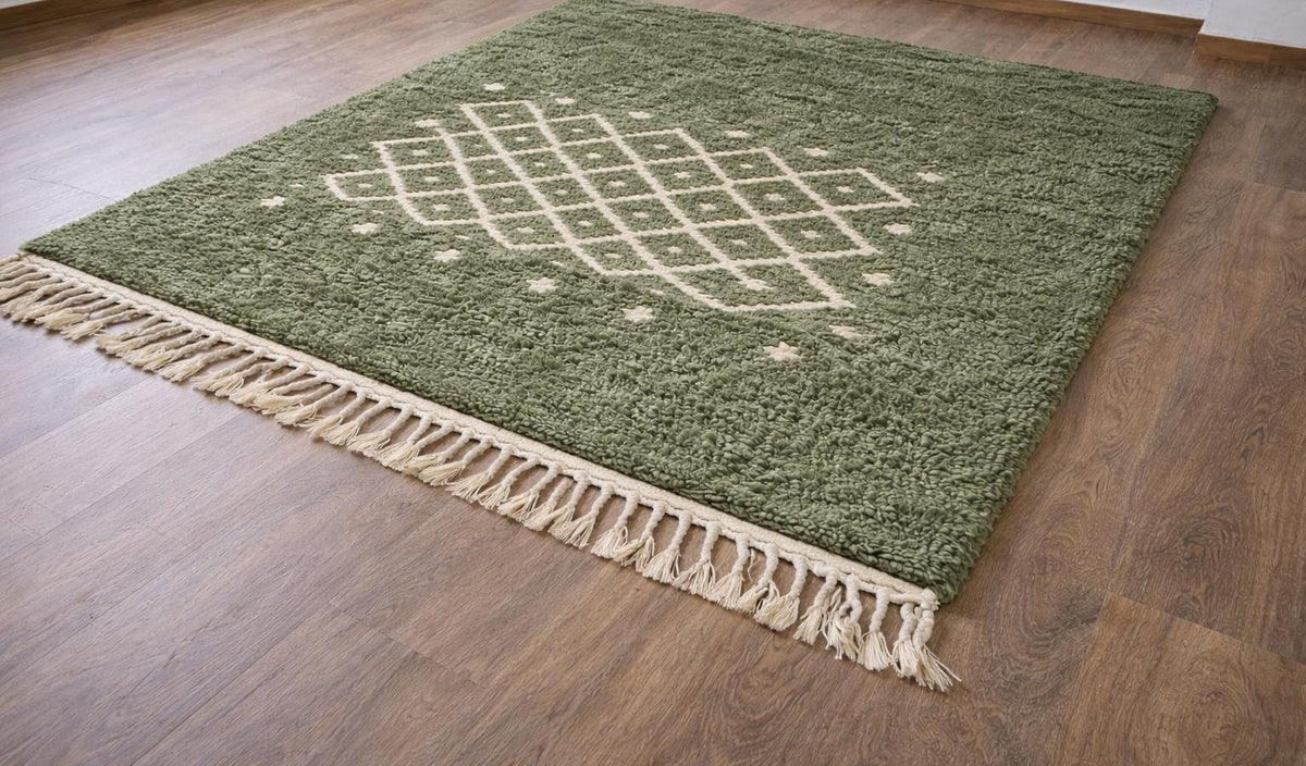 Tapis berbère style Beni Ouarain vert sauge Tizerwa posé au sol vu en biais, noué main au Maroc