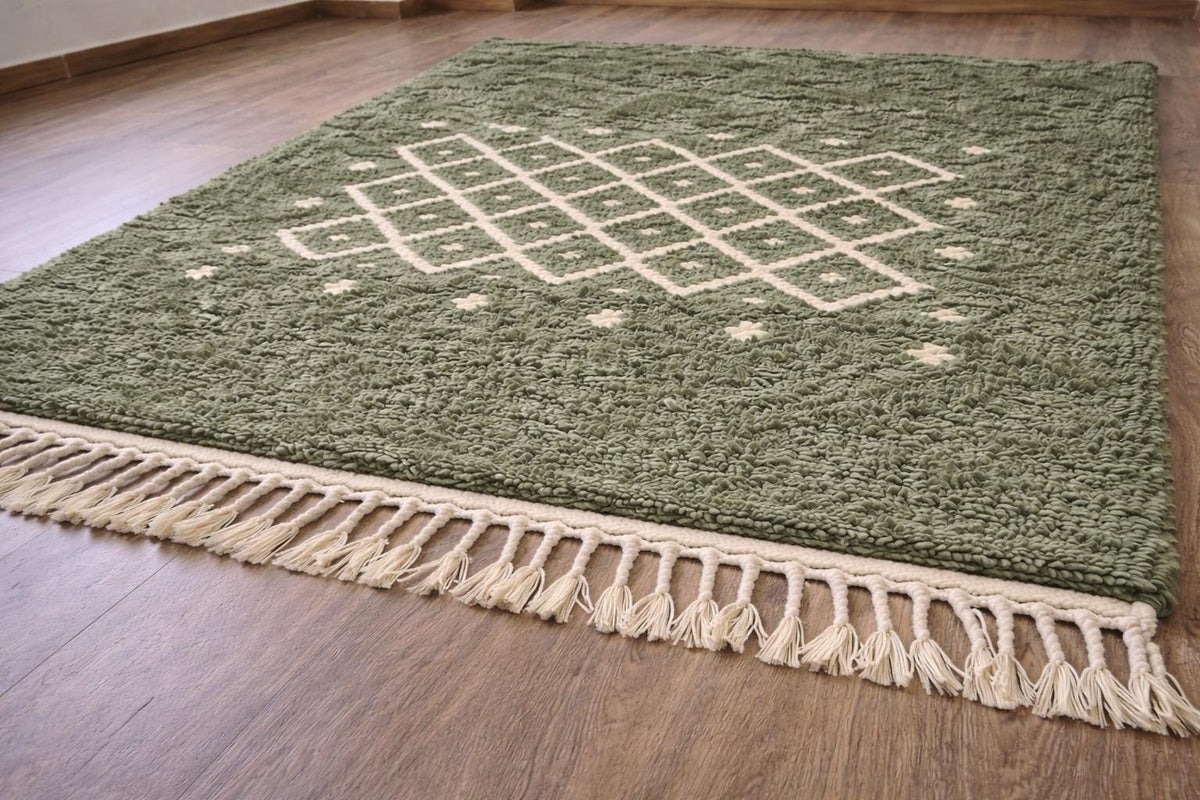 Gros plan sur les franges du tapis berbère Tizerwa, écrues nouées, nouées à la main