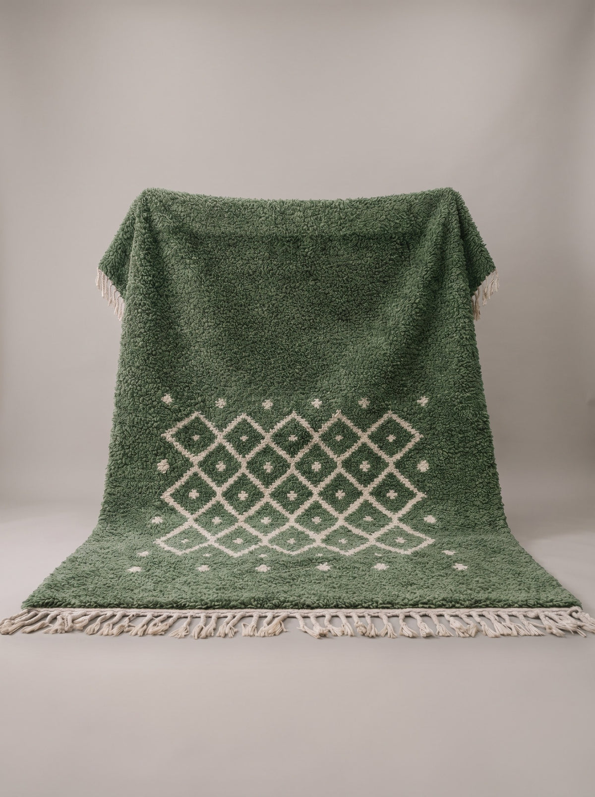 Tapis berbère style Beni Ouarain vert sauge Tizerwa suspendu, pièce unique nouée main au Maroc