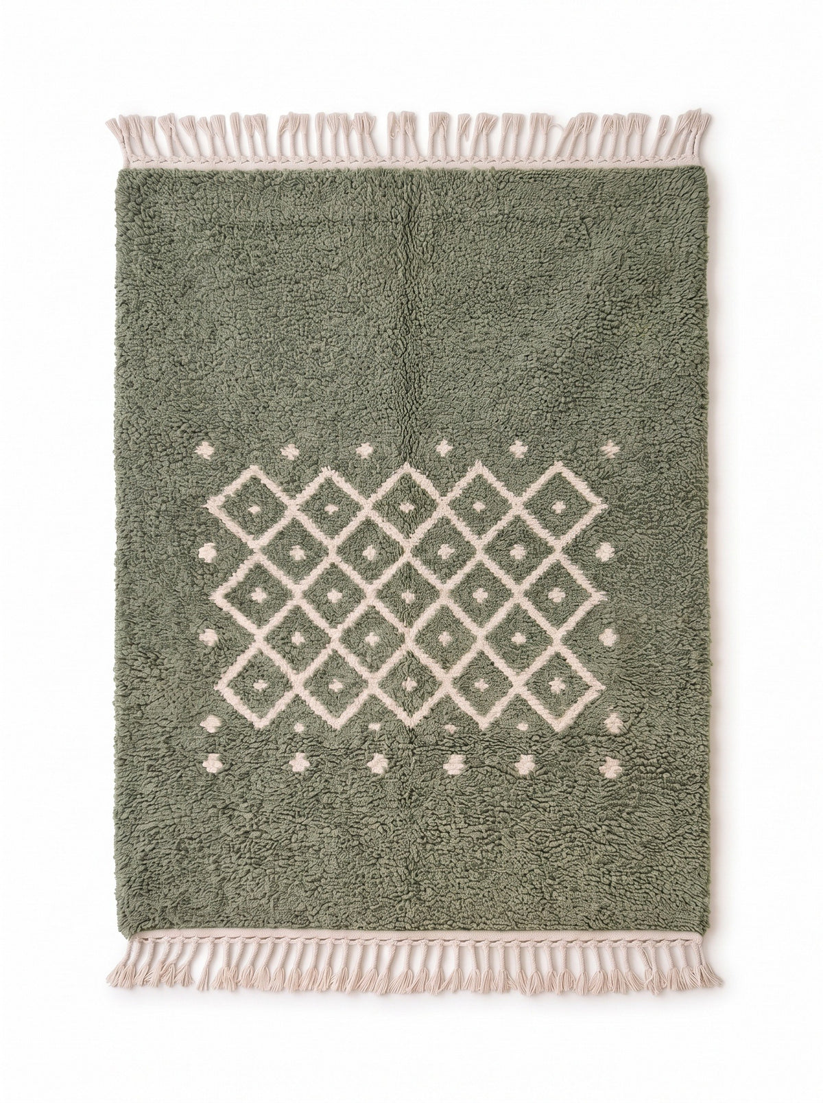 Tapis berbère style Beni Ouarain vert sauge Tizerwa vu à plat, fond vert sauge à poil long bouclé, franges écrues nouées