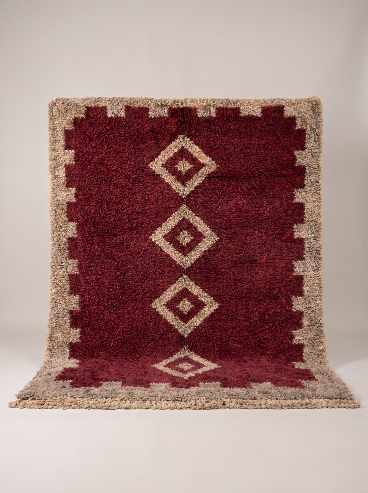 Tapis berbère style Boujad bordeaux et beige Tigejdit suspendu, pièce unique nouée main au Maroc