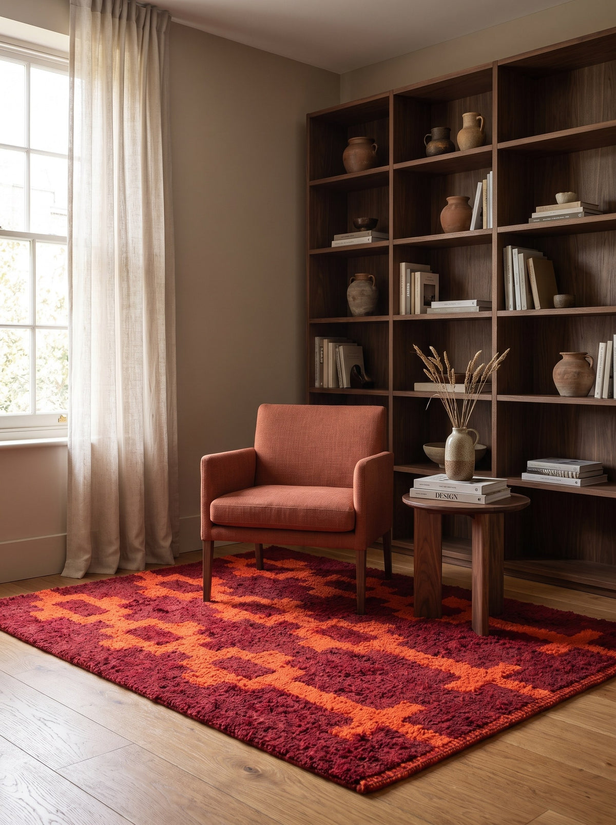 Tapis berbère style Boujad bordeaux et orange Izem dans un coin lecture, noué main au Maroc