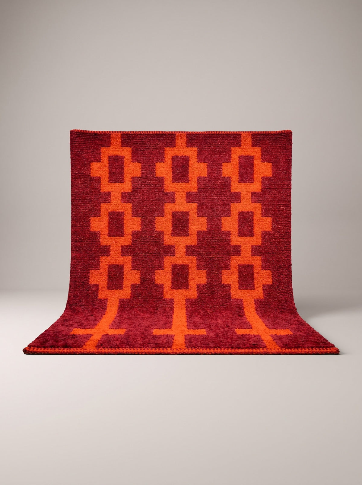 Tapis berbère style Boujad bordeaux et orange Izem suspendu, pièce unique nouée main au Maroc