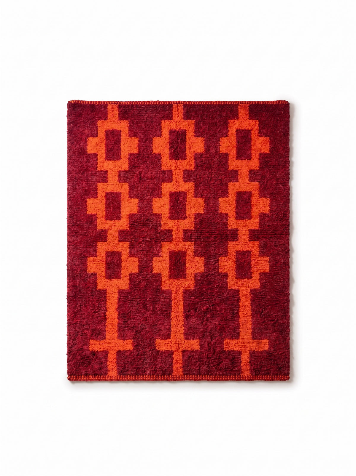 Tapis berbère style Boujad bordeaux et orange Izem vu à plat, fond bordeaux poil long, trois colonnes