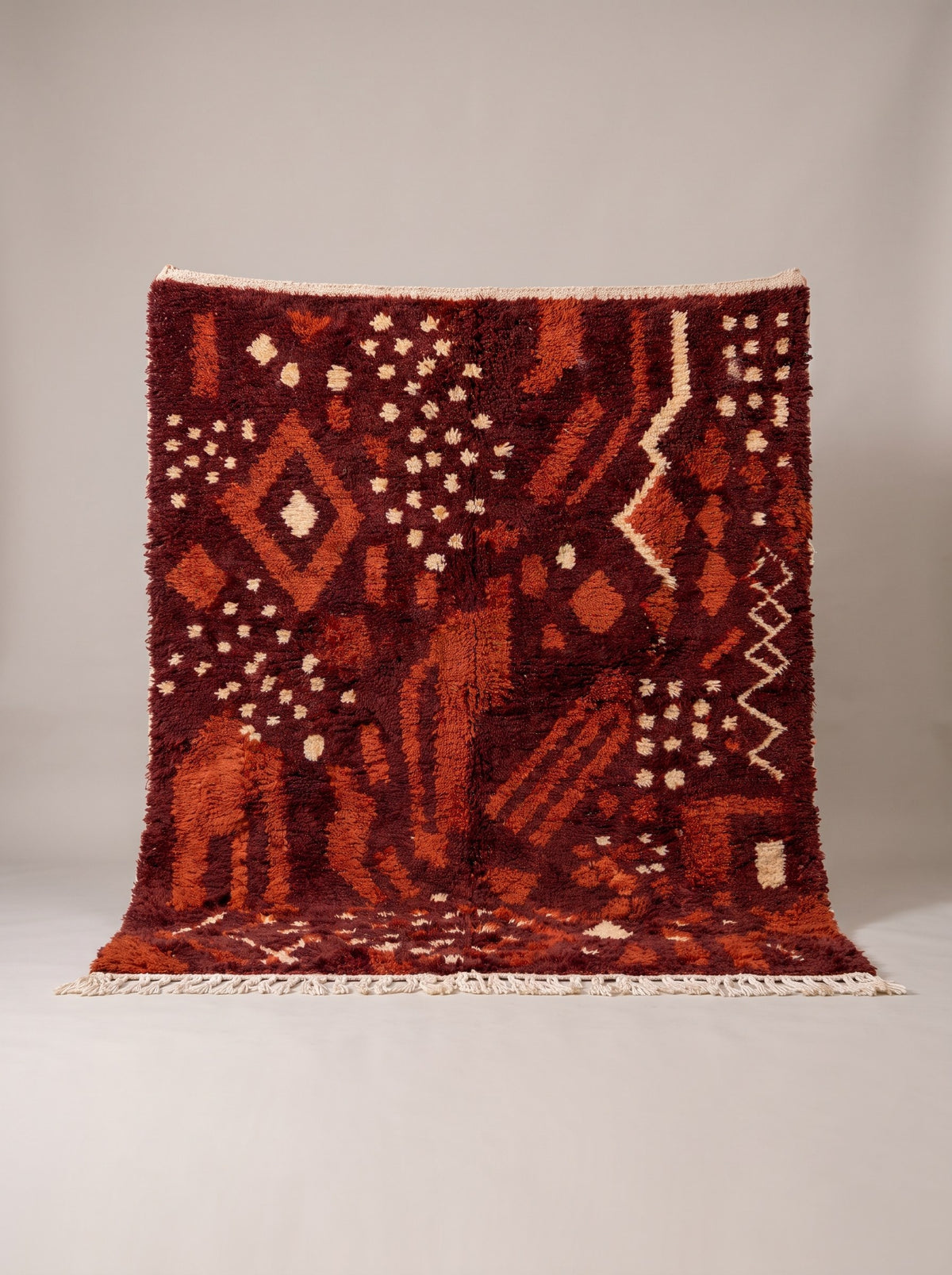Tapis berbère style Boujad bordeaux Imzad suspendu, pièce unique nouée main au Maroc