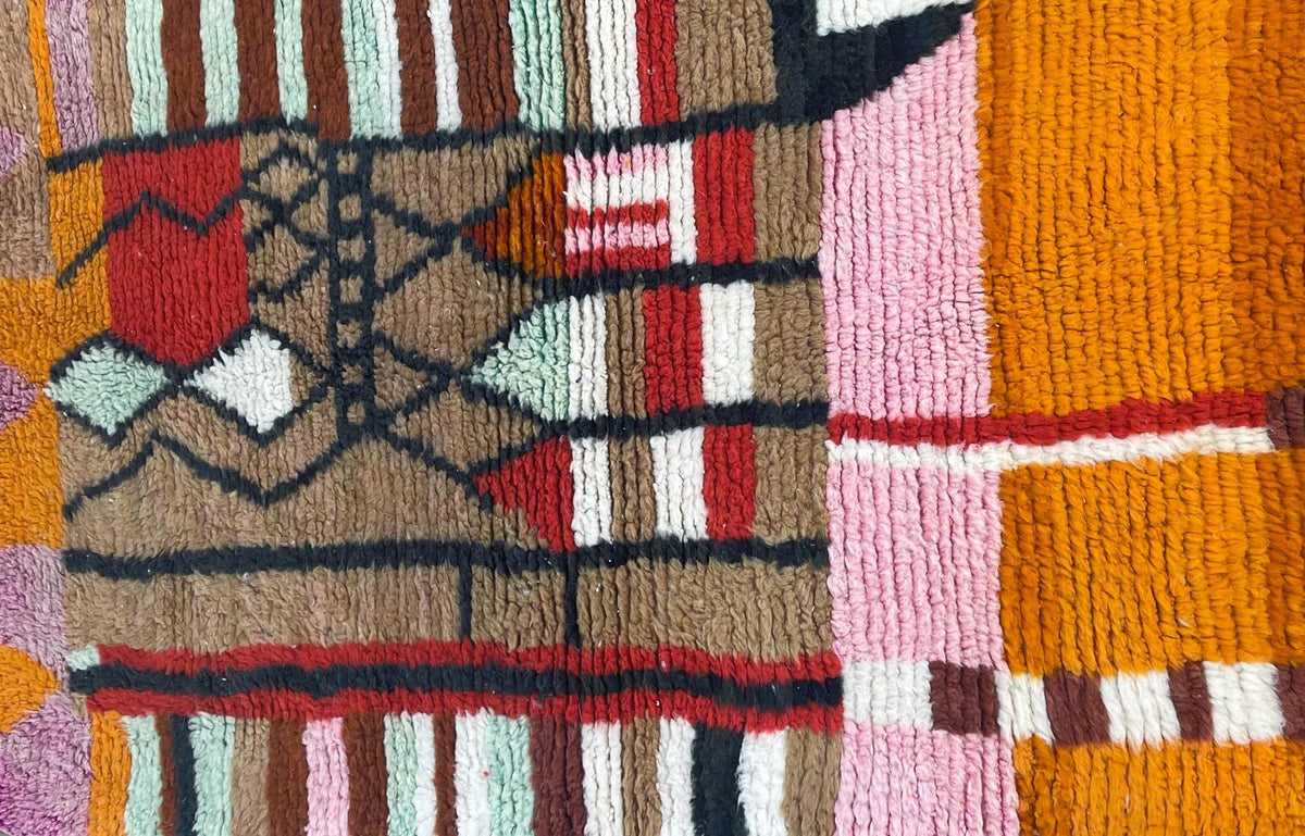 Close-up of the wool of the Tifuraz Berber rug, medium-pile sheep's wool, multicoloured
