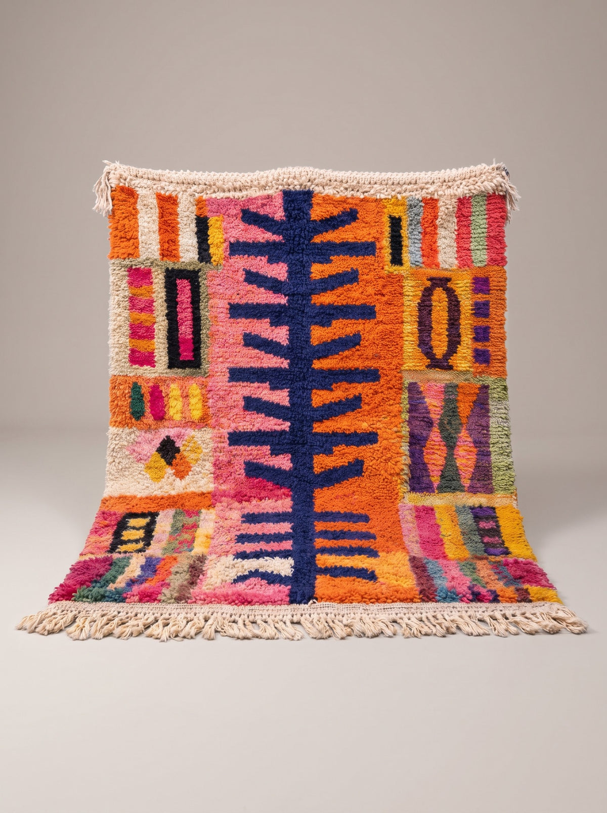Tapis berbère style Boujad orange et rose Tazdayt suspendu, pièce unique nouée main au Maroc