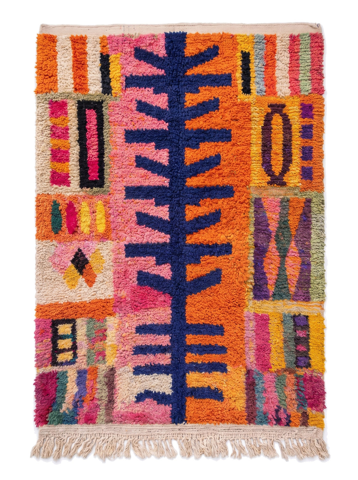 Tapis berbère style Boujad orange et rose Tazdayt vu à plat, patchwork orange et rose, arête bleu marine ramifiée
