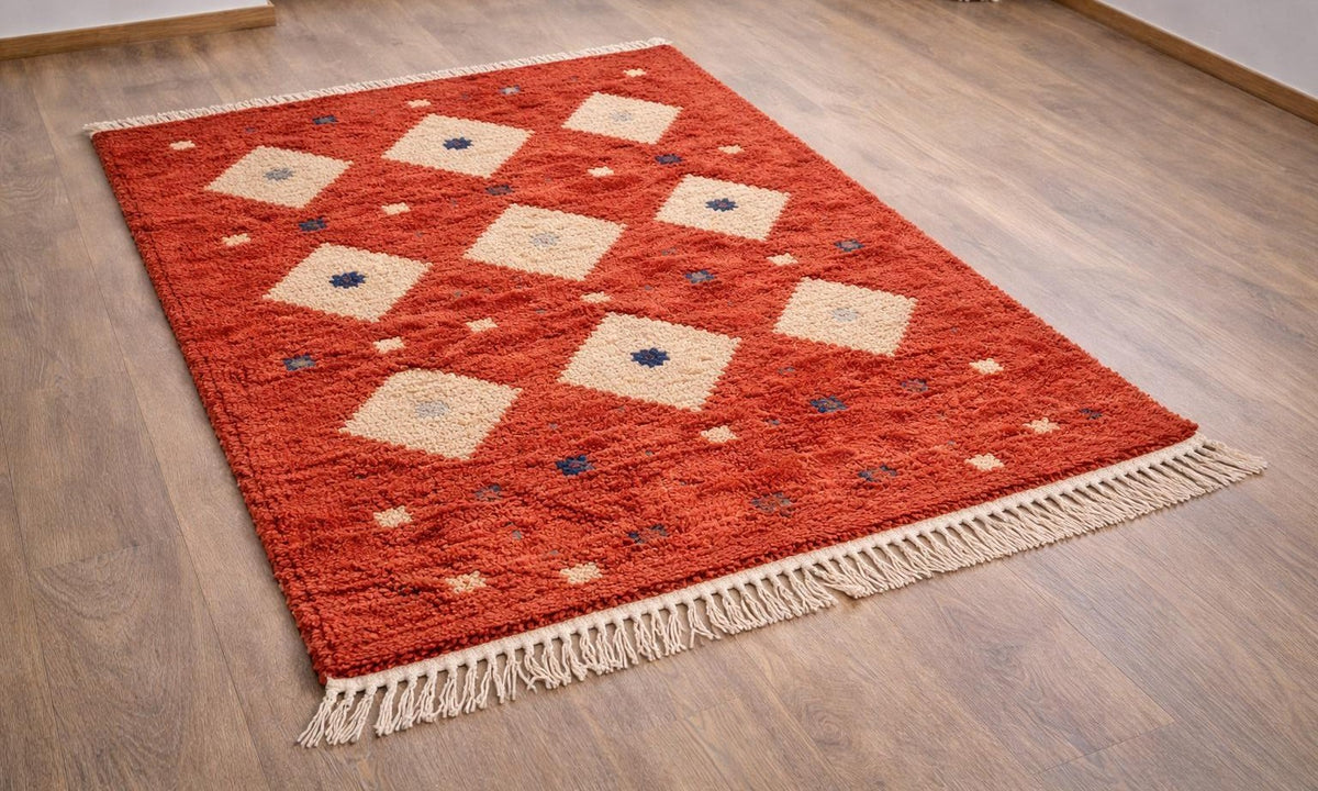 Tapis berbère style Boujad terracotta Boukra posé au sol vu de côté, noué main au Maroc