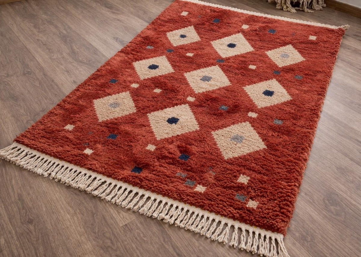 Tapis berbère style Boujad terracotta Boukra posé au sol vu en biais, noué main au Maroc