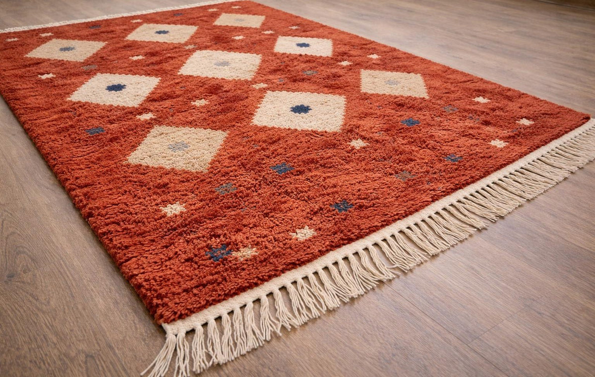 Tapis berbère style Boujad terracotta Boukra posé au sol vu de côté, vue 4, noué main au Maroc