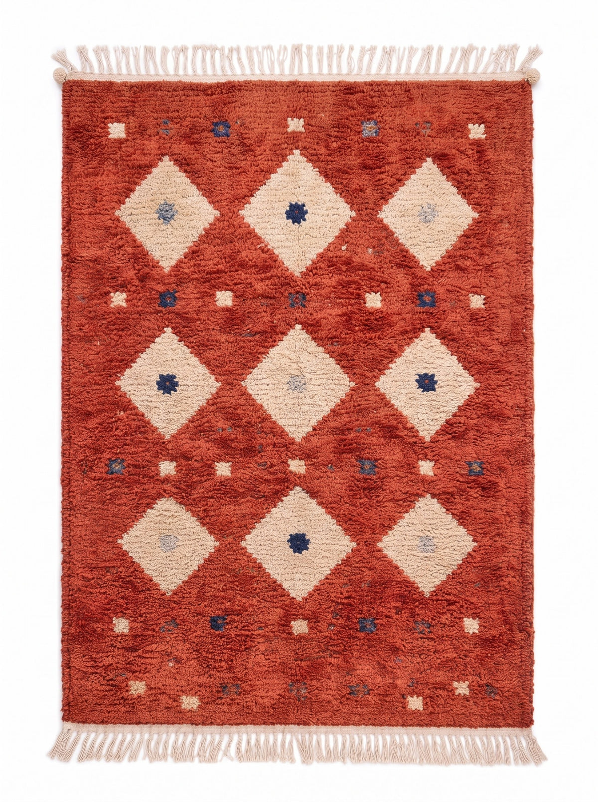 Tapis berbère style Boujad terracotta Boukra vu à plat, fond rouge brique à poil long, franges écrues en bas