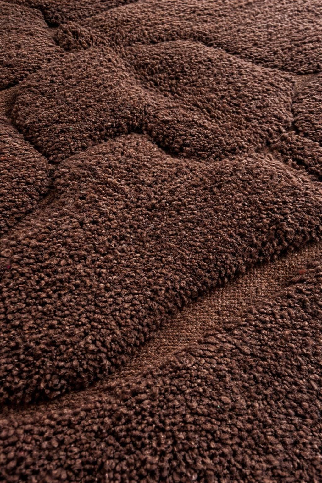 Gros plan sur la laine du tapis berbère Boulemane, laine de mouton au poil moyen, marron chocolat