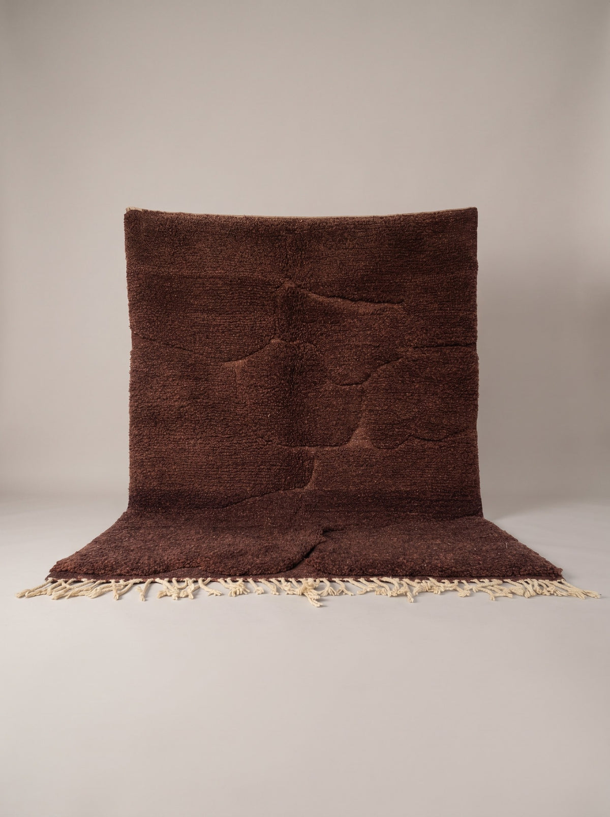 Tapis berbère style Mrirt marron chocolat Boulemane suspendu, pièce unique nouée main au Maroc