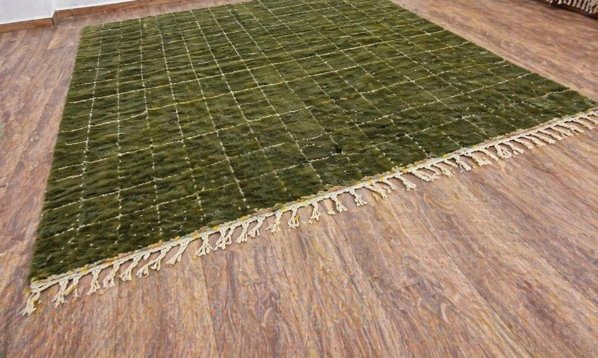 Tapis berbère style Mrirt vert olive Arbaoua posé au sol vu de côté, noué main au Maroc