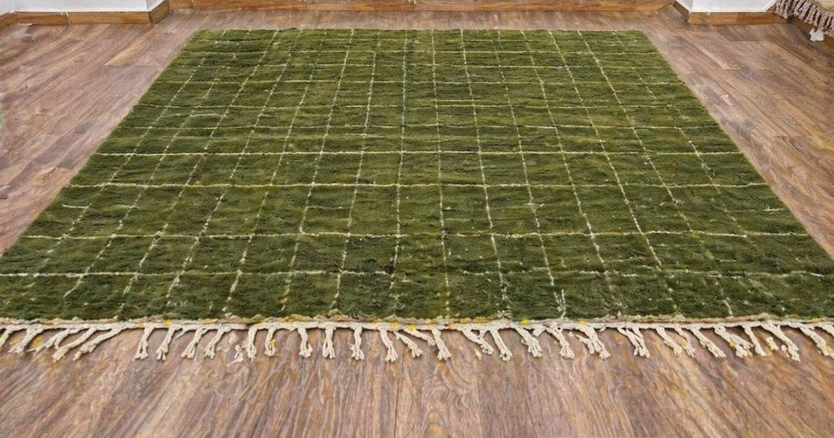 Tapis berbère style Mrirt vert olive Arbaoua posé au sol vu en biais, noué main au Maroc