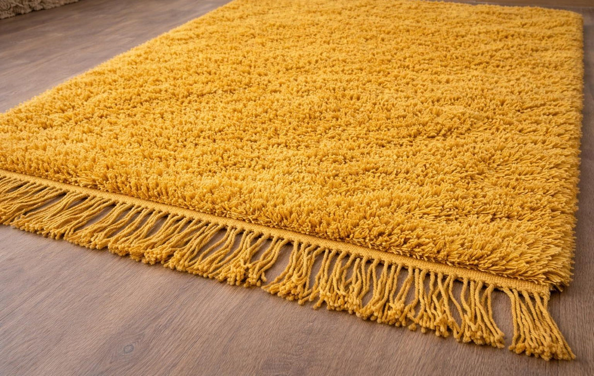 Tapis berbère uni moutarde Atay posé au sol vu de trois quarts, noué main au Maroc