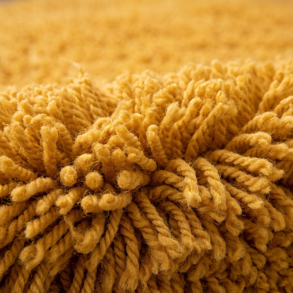 Gros plan sur un motif du tapis berbère Atay, champ uni jaune moutarde profond
