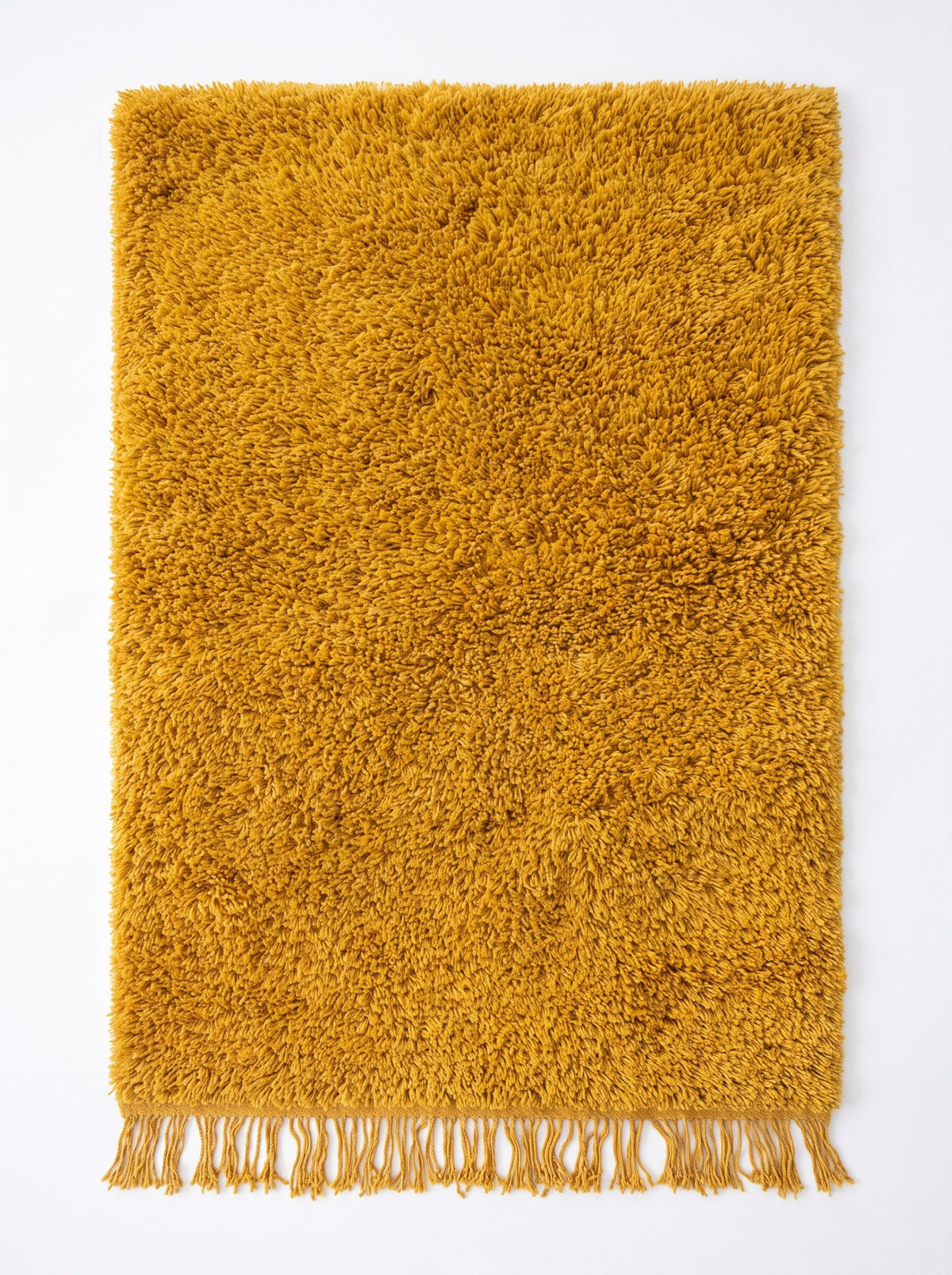 Tapis berbère uni moutarde Atay vu à plat, champ uni jaune moutarde profond sur tout le champ, franges jaunes assorties