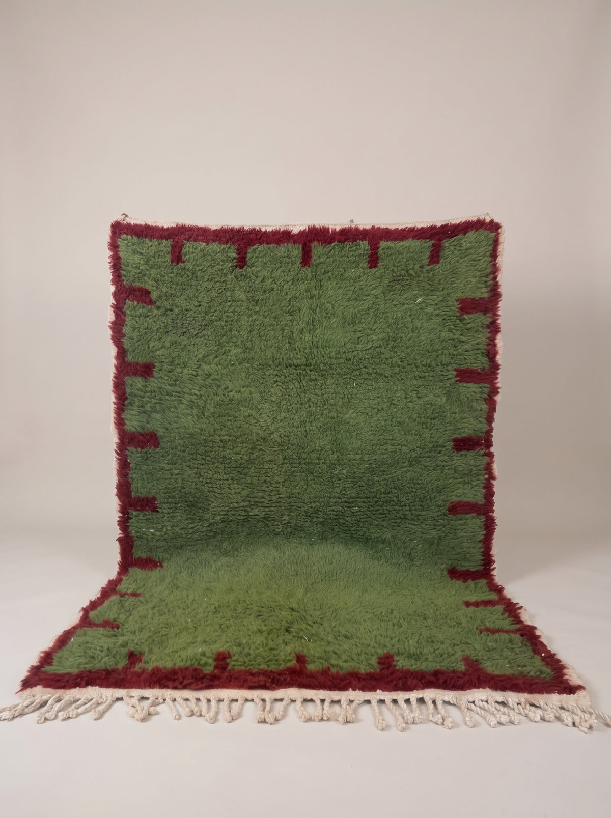 Tapis berbère uni vert et bordeaux Chrafate suspendu, pièce unique nouée main au Maroc
