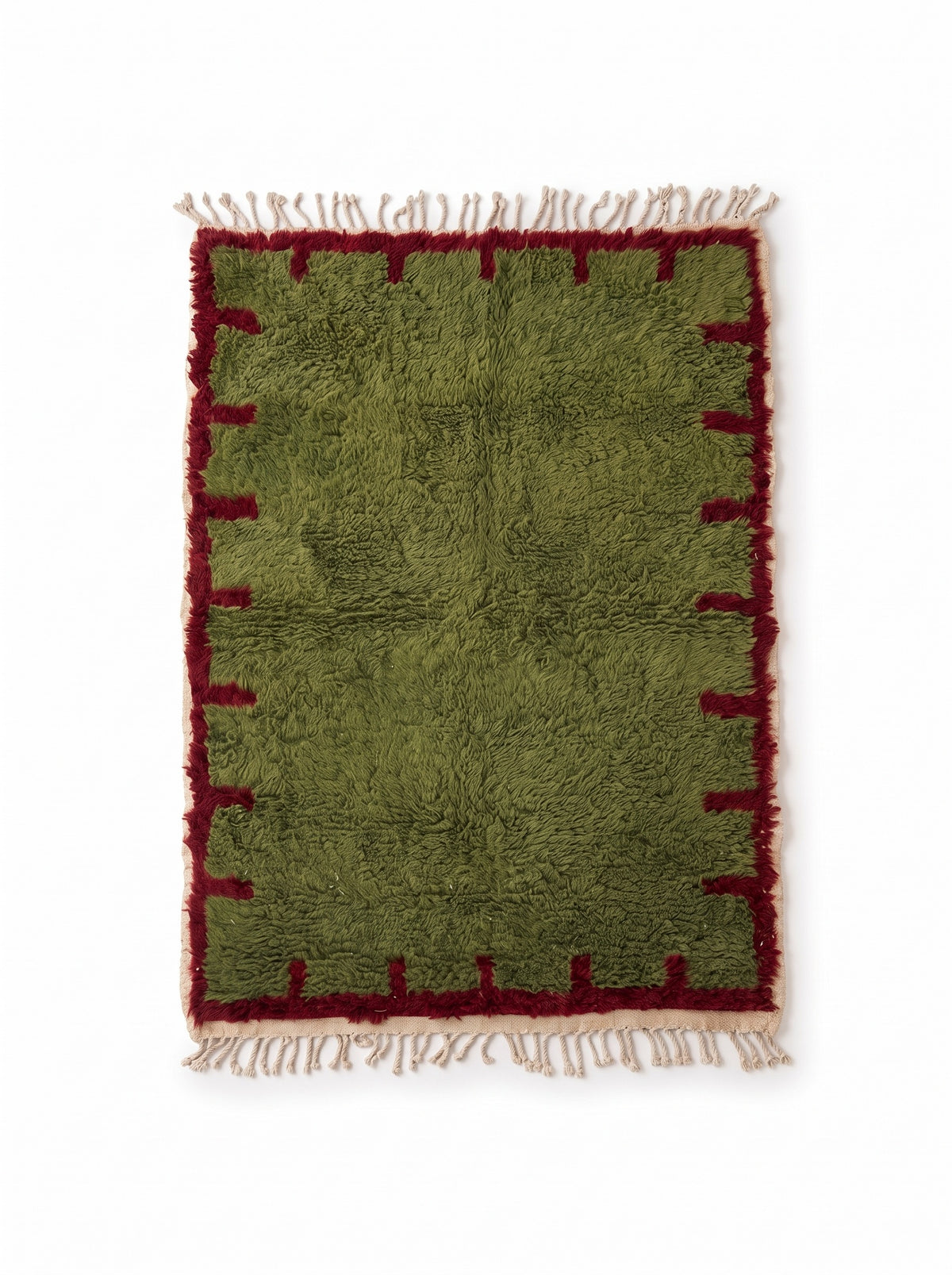 Tapis berbère uni vert et bordeaux Chrafate vu à plat, champ vert olive uni à poil long et épais, franges écrues tressées