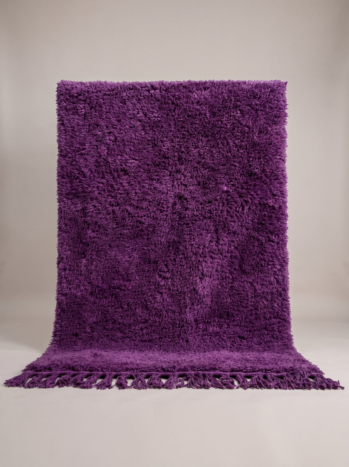 Tapis berbère uni violet prune Tazart suspendu, pièce unique nouée main au Maroc