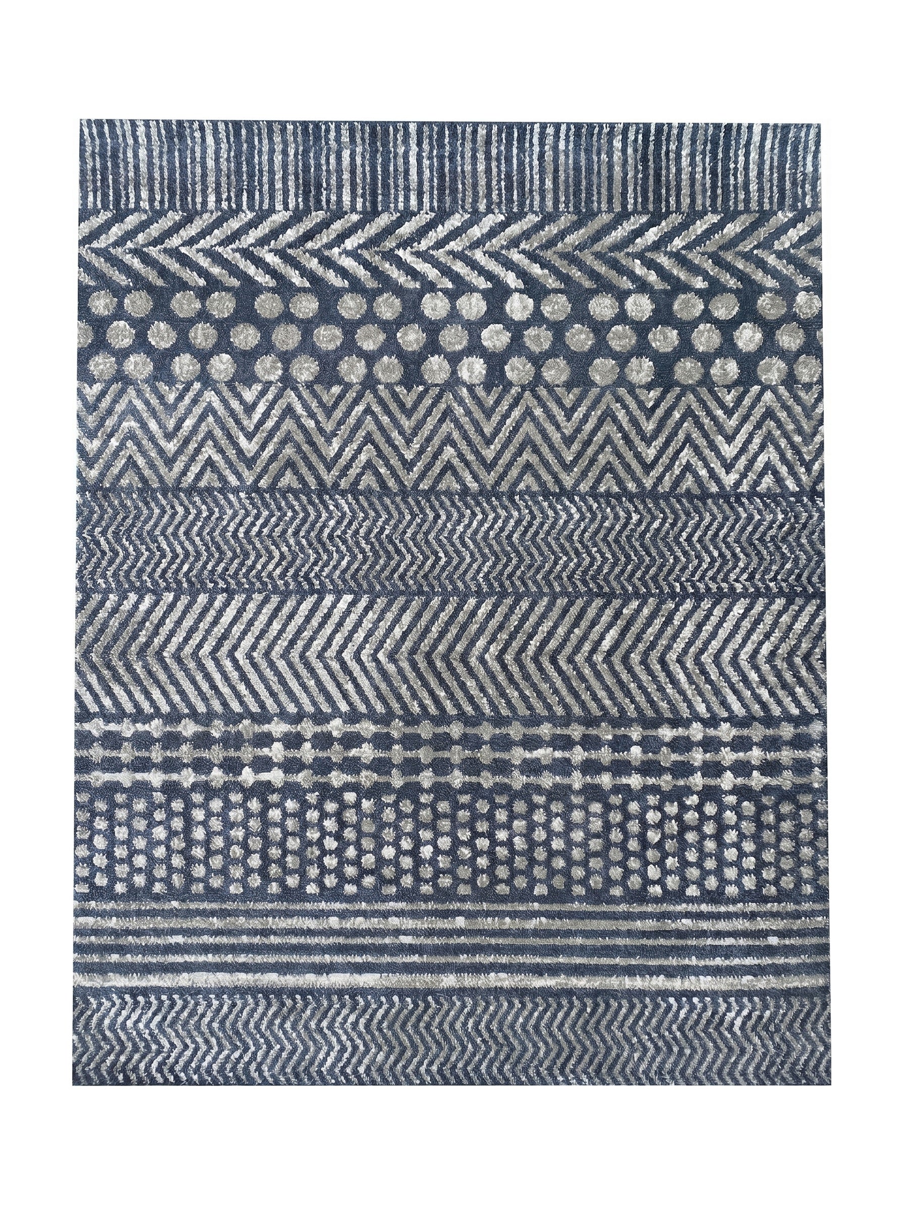 Tapis à texture douce bleu marine et gris clair, avec des bandes de motifs géométriques de chevrons, rayures et pois