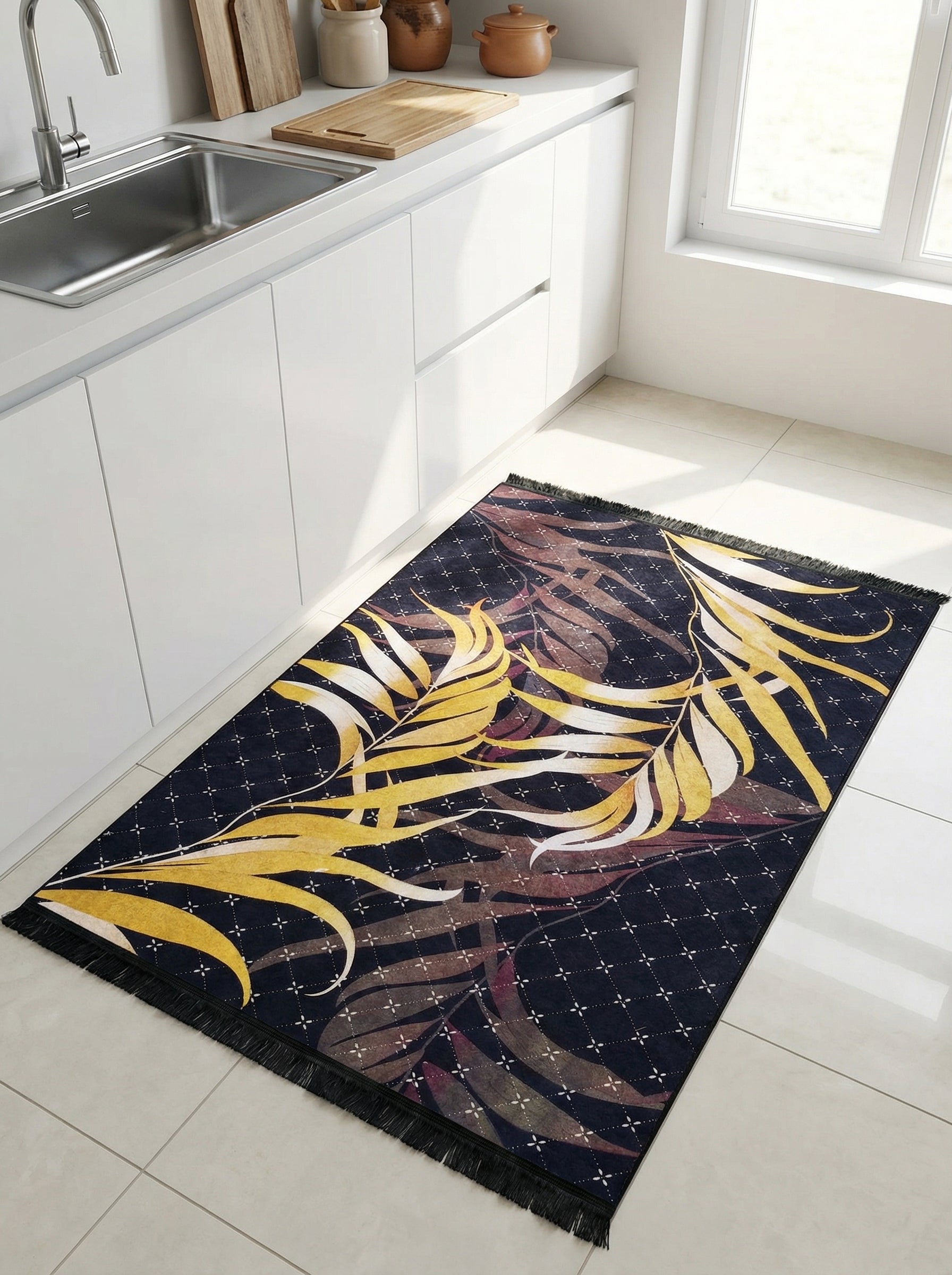 Tapis rectangulaire bleu marine orné de grandes feuilles tropicales jaunes et bordeaux, sur un fond de croisillons, dans une cuisine lumineuse