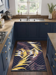 Tapis rectangulaire bleu marine à motifs de grandes feuilles tropicales dorées et de petites croix blanches, sur un sol en bois dans une cuisine
