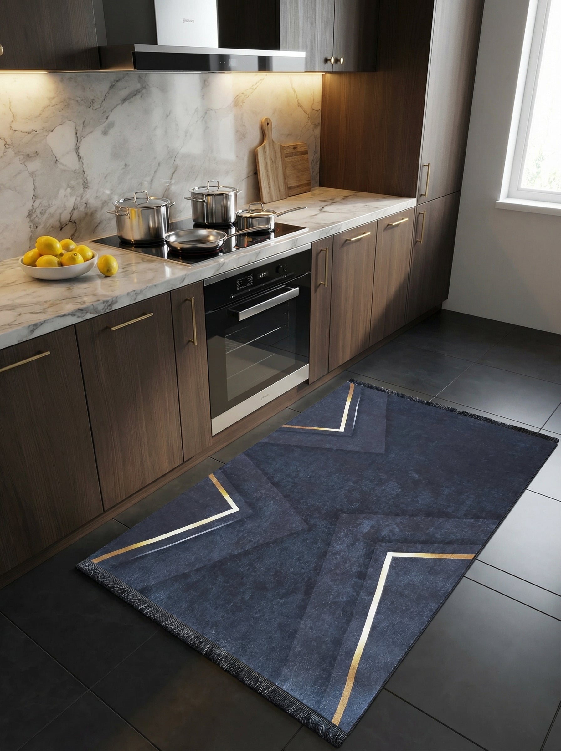 Tapis rectangulaire bleu foncé texturé avec franges, orné de motifs géométriques dorés et gris, dans une cuisine moderne