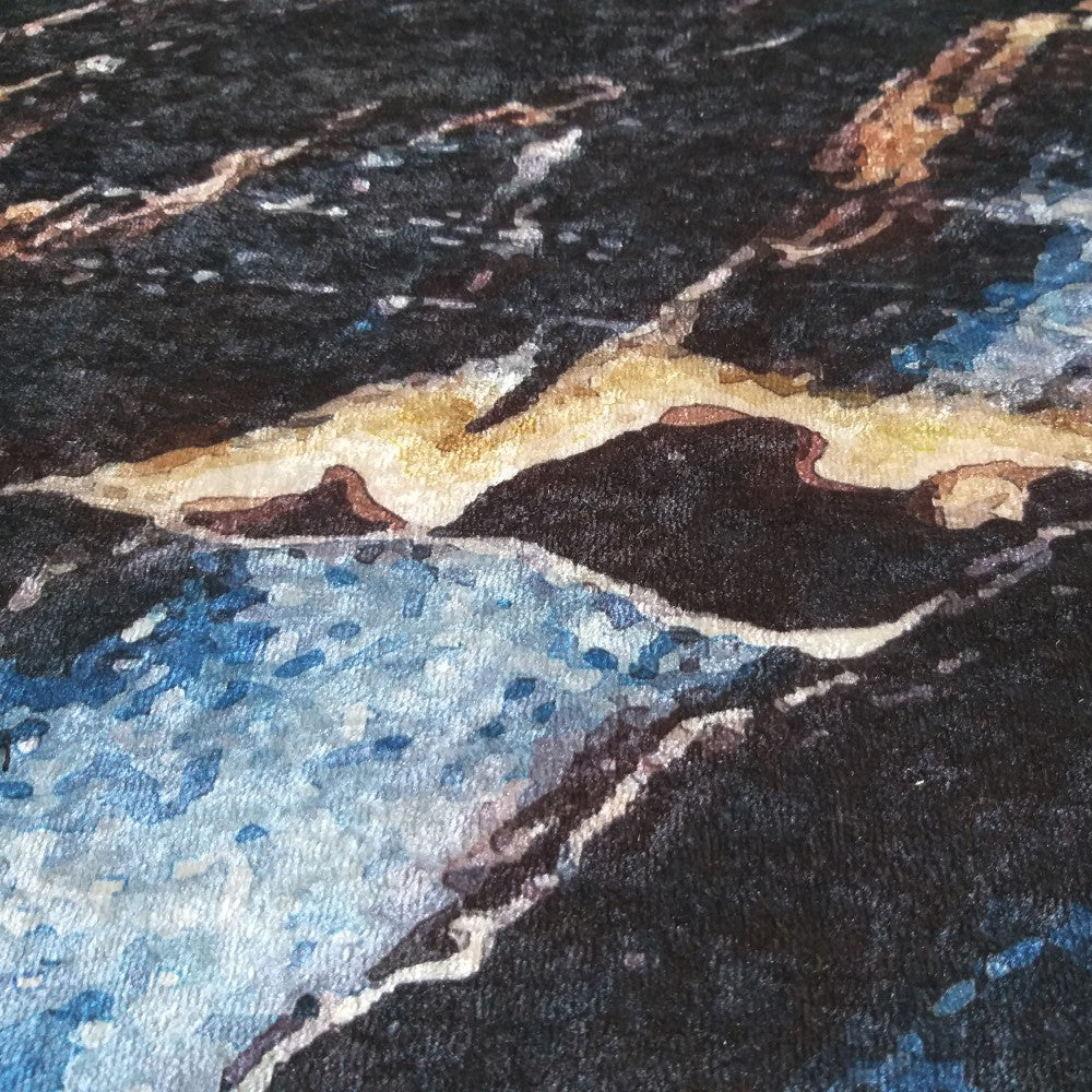 Tapis à texture douce, motif abstrait de marbre noir profond avec des veines dorées et une large zone de nuances de bleu