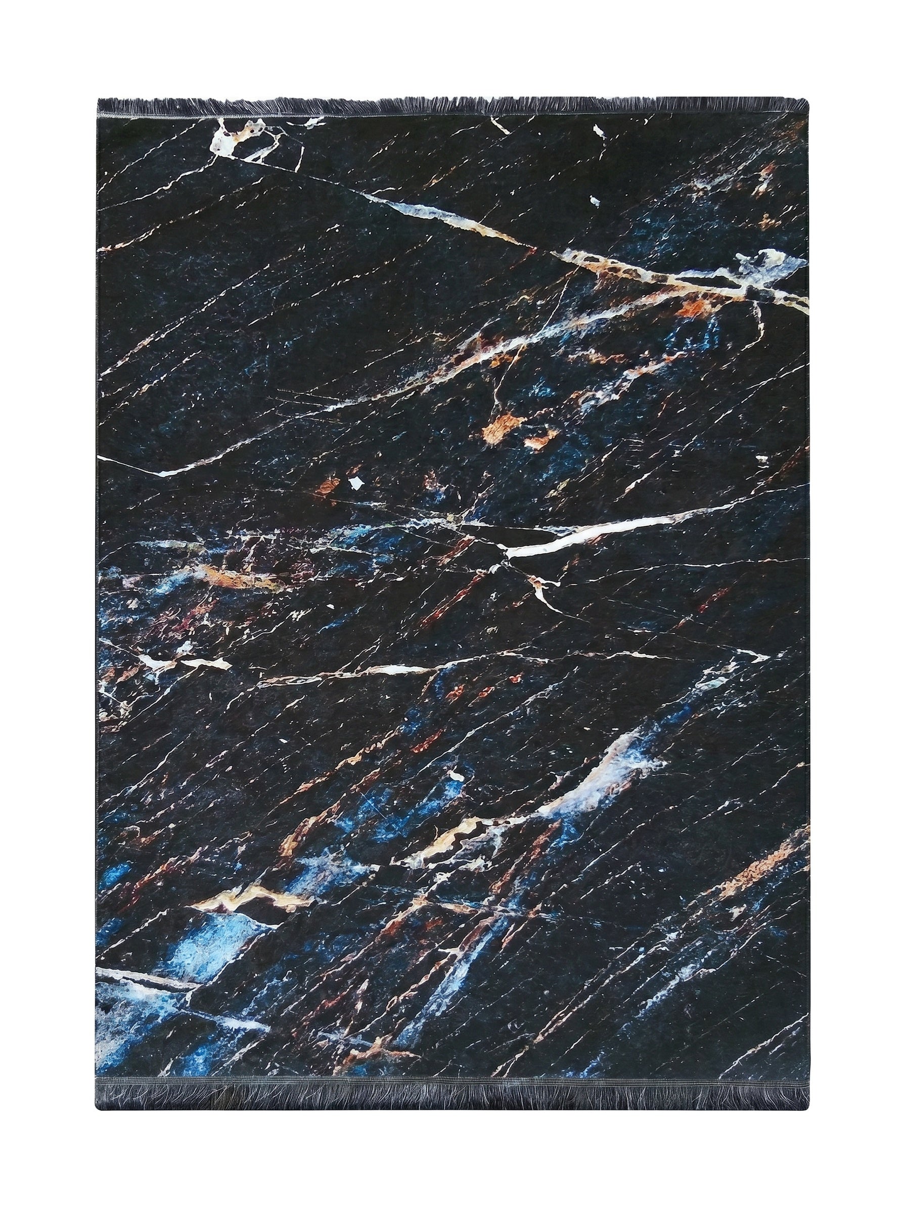Tapis au motif marbre noir profond, traversé de veines blanches, bleues et dorées, avec des franges visibles