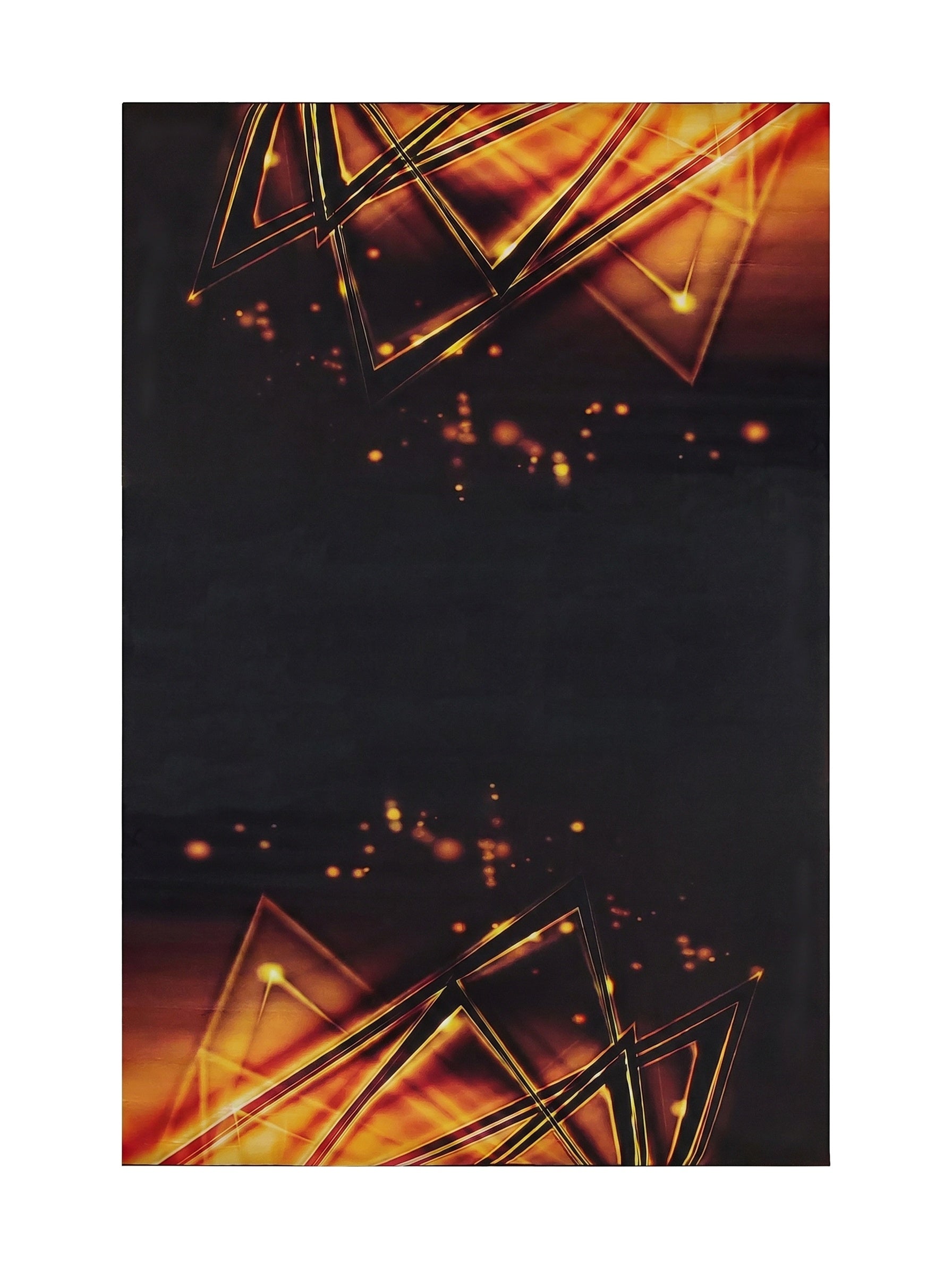 Tapis noir avec des motifs abstraits de triangles lumineux en dégradé orange et jaune aux extrémités, et des points diffus