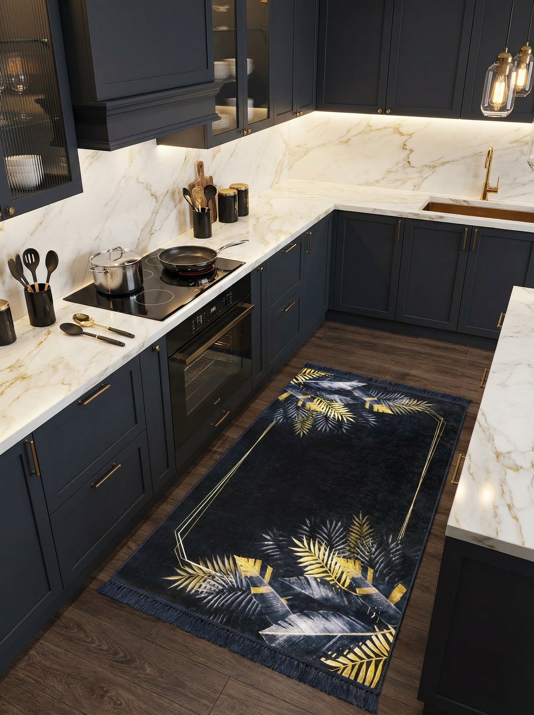 Tapis de couloir rectangulaire bleu marine à motifs de feuilles tropicales dorées et grises, avec franges, dans une cuisine moderne