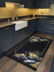 Tapis de couloir noir à franges, orné de feuilles tropicales dorées et blanches et d'un cadre géométrique or, dans une cuisine