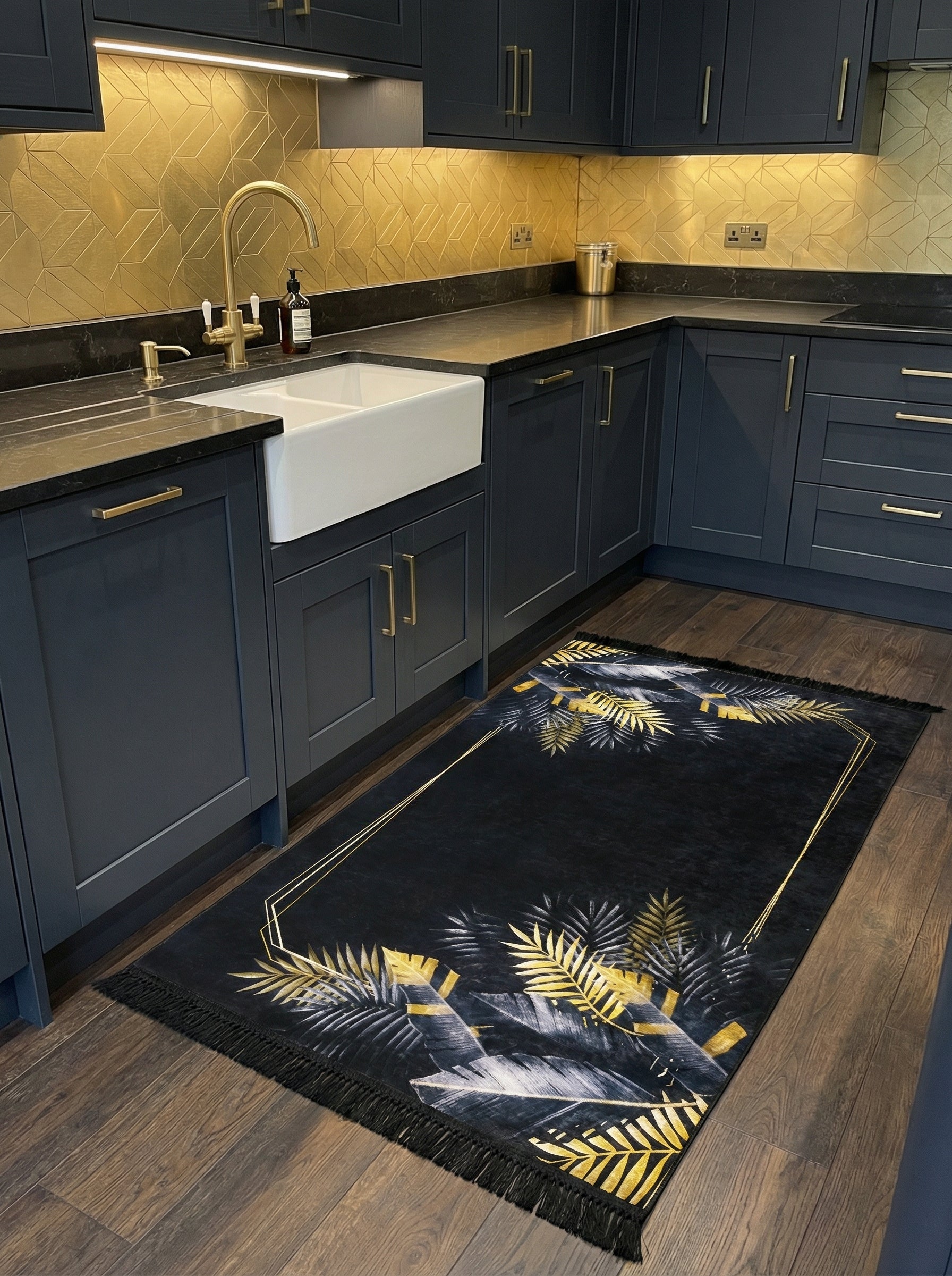 Tapis de couloir noir à franges, orné de feuilles tropicales dorées et blanches et d'un cadre géométrique or, dans une cuisine